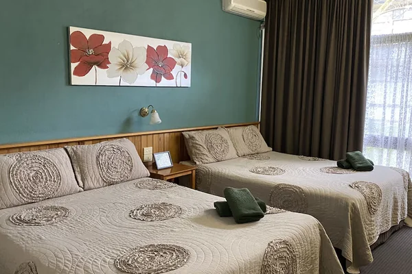 Visit Moe Motor Inn