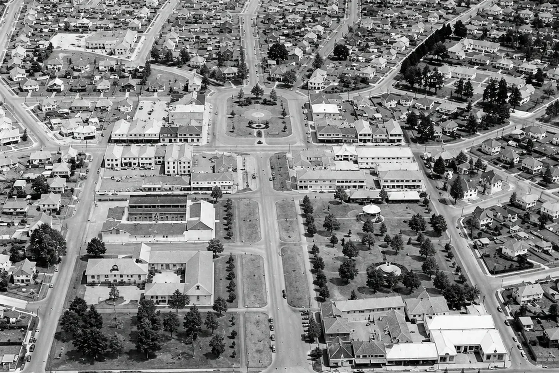 Yallourn: Power Made Beside a Garden Town